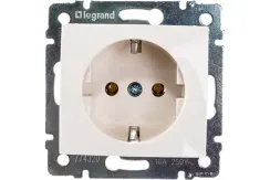 Розетка Legrand Valena с заземлением слоновая кость 04180