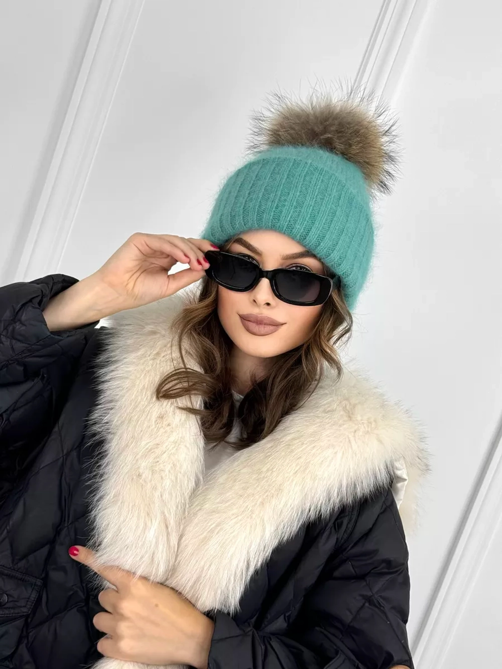 шапка ангора с меховым помпоном зимняя пушистая стильная