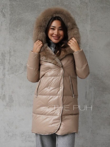 Бежевый удлиненный пуховик с декоративной молнией и капюшоном с мехом