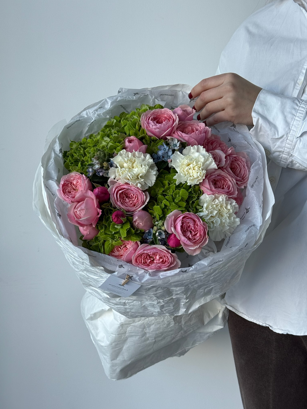 Букет из кустовых пионовидных роз, гортензии, диантусов и оксипеталума