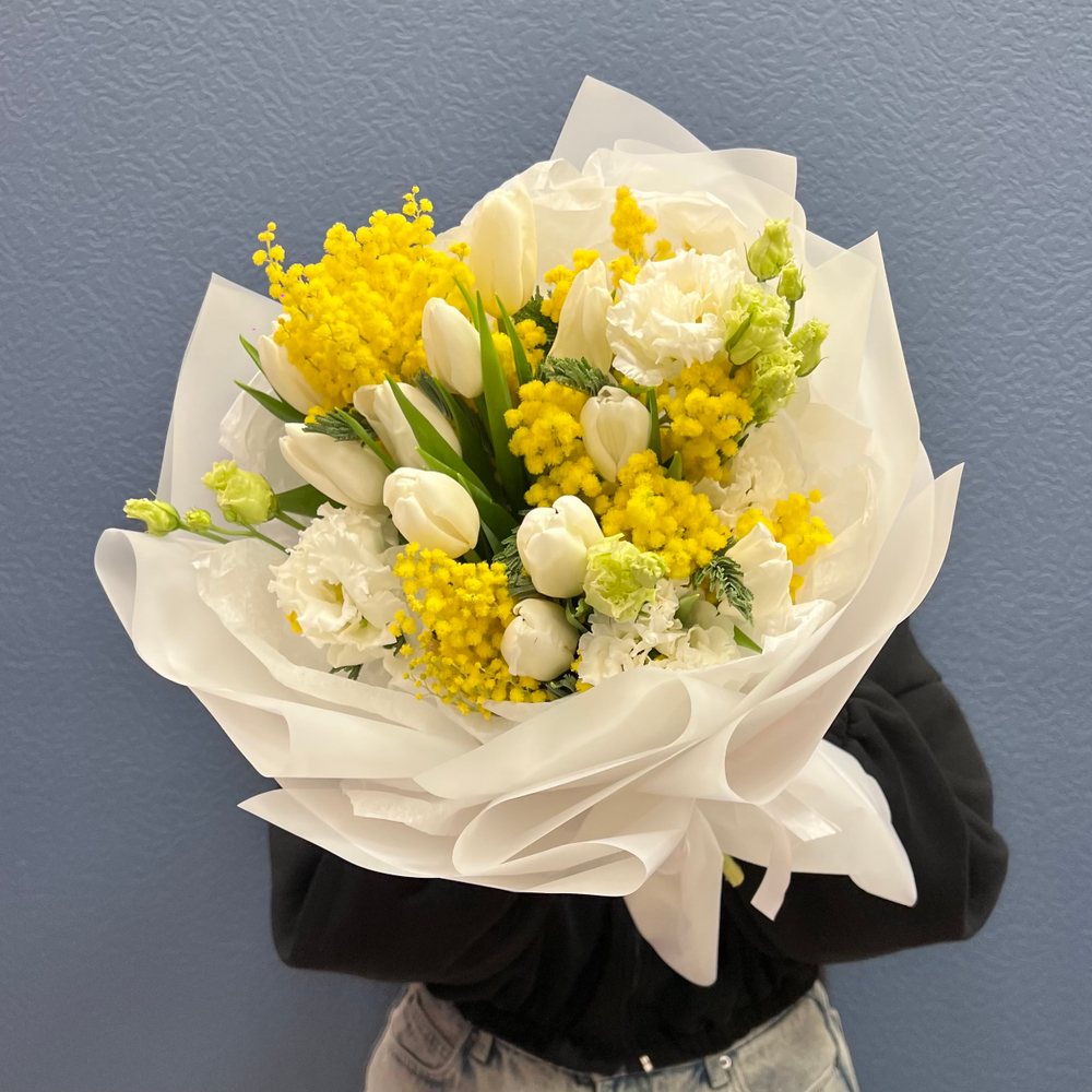 Весенний букет с белыми тюльпанами и ароматной мимозой