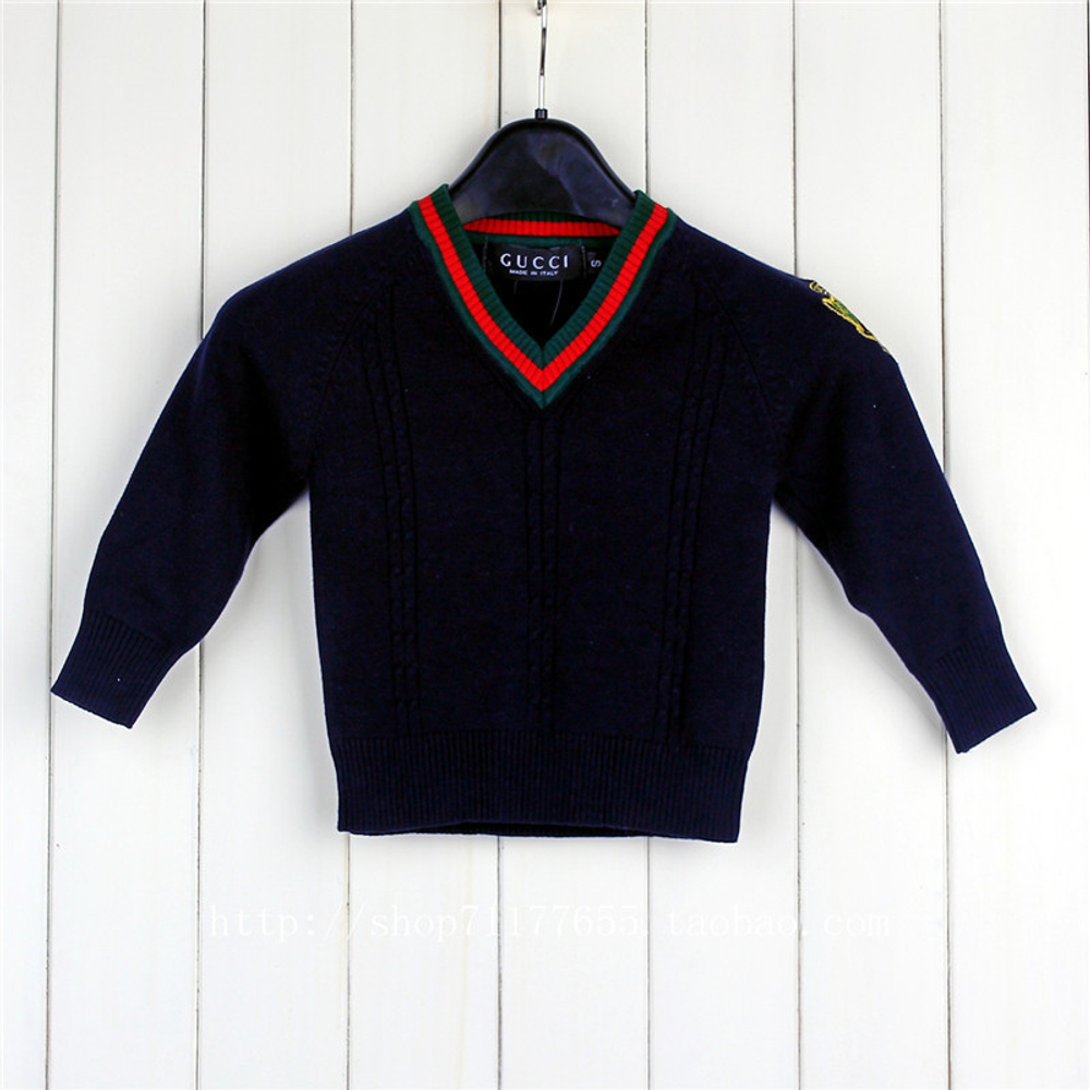 Пуловер детский с контрастным воротом и лейблом на рукаве