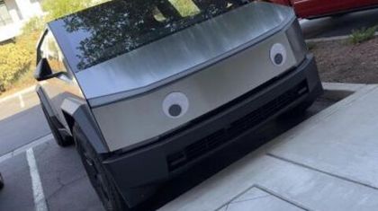 Владельцы Tesla Cybertruck начали тюнинговать пикап глазами