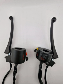 -- Переключатели на руль мотоцикла с рычагами тормоза/сцепления