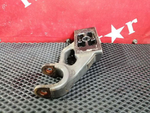 Кронштейн амортизатора переднего левый