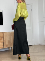 Юбка в длине миди с разрезом спереди