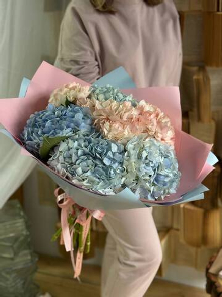 Объемный букет из гортензий нежно-розового и голубого оттенка