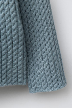 ZARA ВЯЗАНЫЙ ДЖЕМПЕР С УЗОРОМ «КОСЫ», ВЫЦВЕТШИЙ СИНИЙ