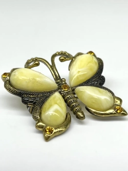 Бронзовая брошь на янтаре