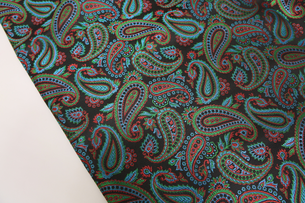 Жаккард черный с красно-голубыми огурцами