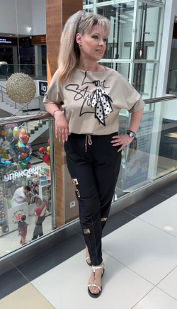 Черные, тонкие брюки-момы с нашивками