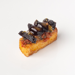 Адыгейский сыр с вяленной свеклой и соусом манго 16 шт