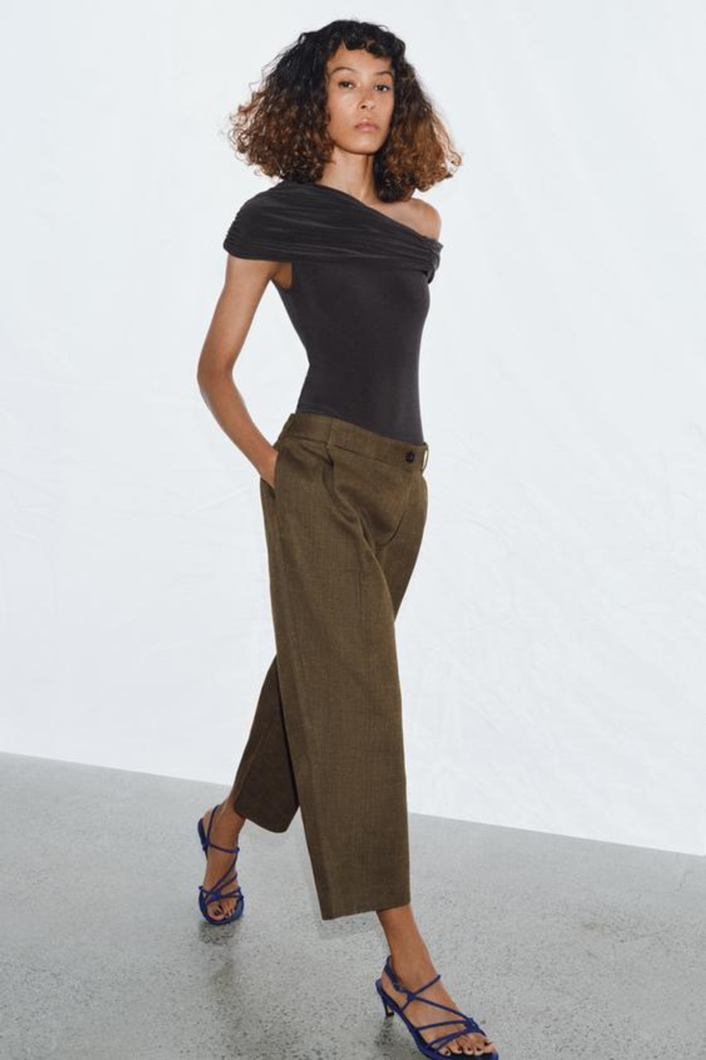 ZARA УКОРОЧЕННЫЕ БРЮКИ С ЗАЩИПАМИ — ZW COLLECTION, ХАКИ