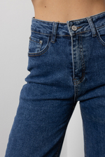 Джинсы прямого кроя, которые делают попу сердечком