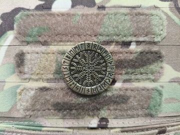 Патч на одежду "Шлем ужаса" золото, металл.