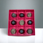 Коробка для конфет ПРЕМИУМ с большим окном 160*160*45 (9) (белая/красная матовая)