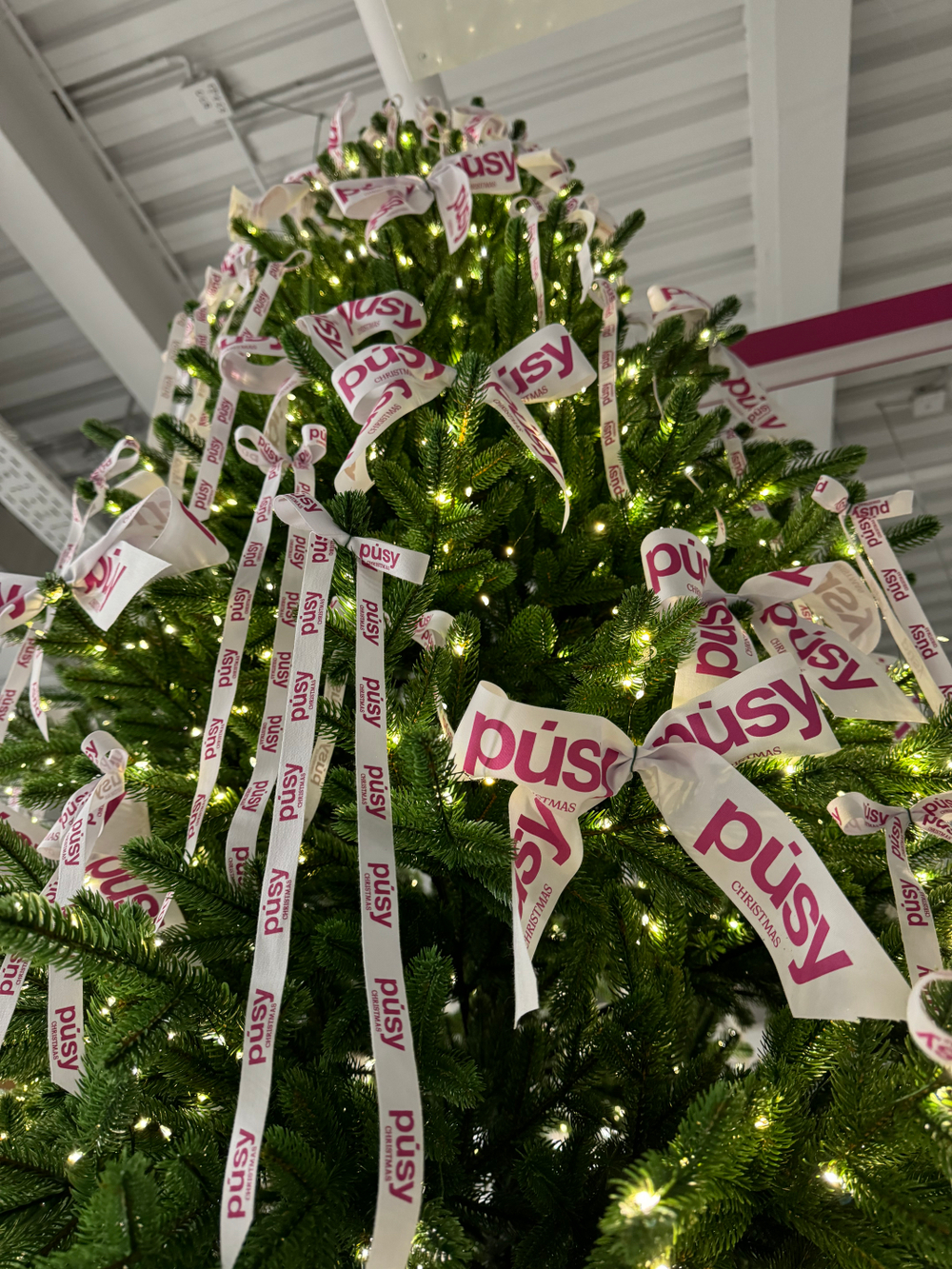 Дизайнерская ель с брендированным декором