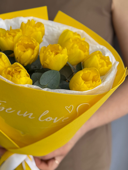 Пионовидные желтые тюльпаны премиум сорта и зелень эвкалипта в утонченном оформлении от Флора Маркет