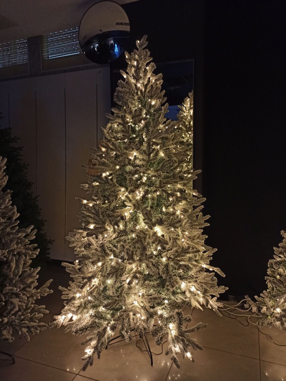 Заснеженная ель с гирляндой «Россо» теплый свет (Литая+пвх) 210 см / 2,1 м