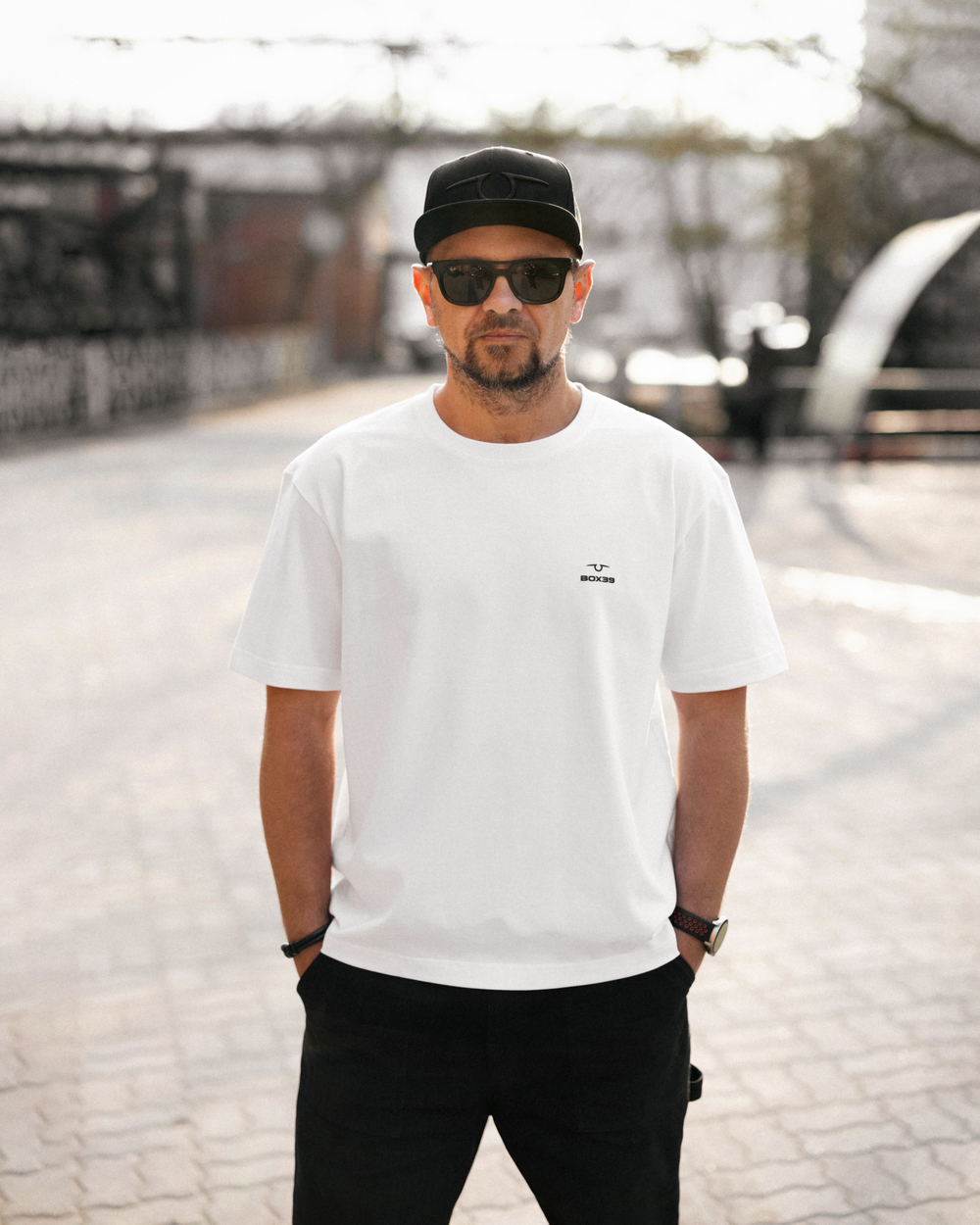 Футболка белая с лого на груди L