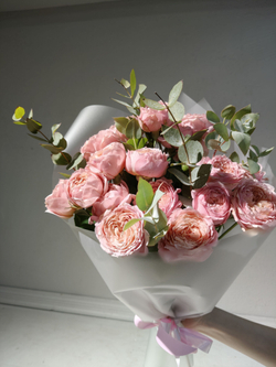 Стильный букет-кулек в яркой гамме (С0058)