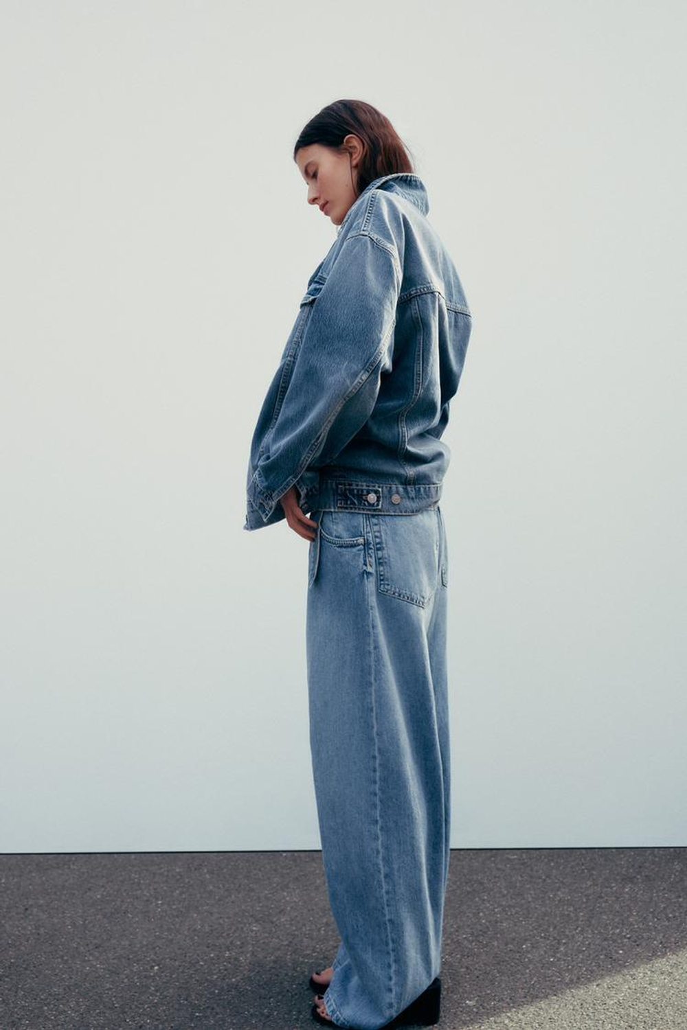 ZARA ДЖИНСЫ TRF С ВЫСОКОЙ ПОСАДКОЙ, СБОРКАМИ НА ПОЯСЕ И РЕМНЕМ, СИНИЙ