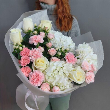 Авторский букет с белыми гортензиями