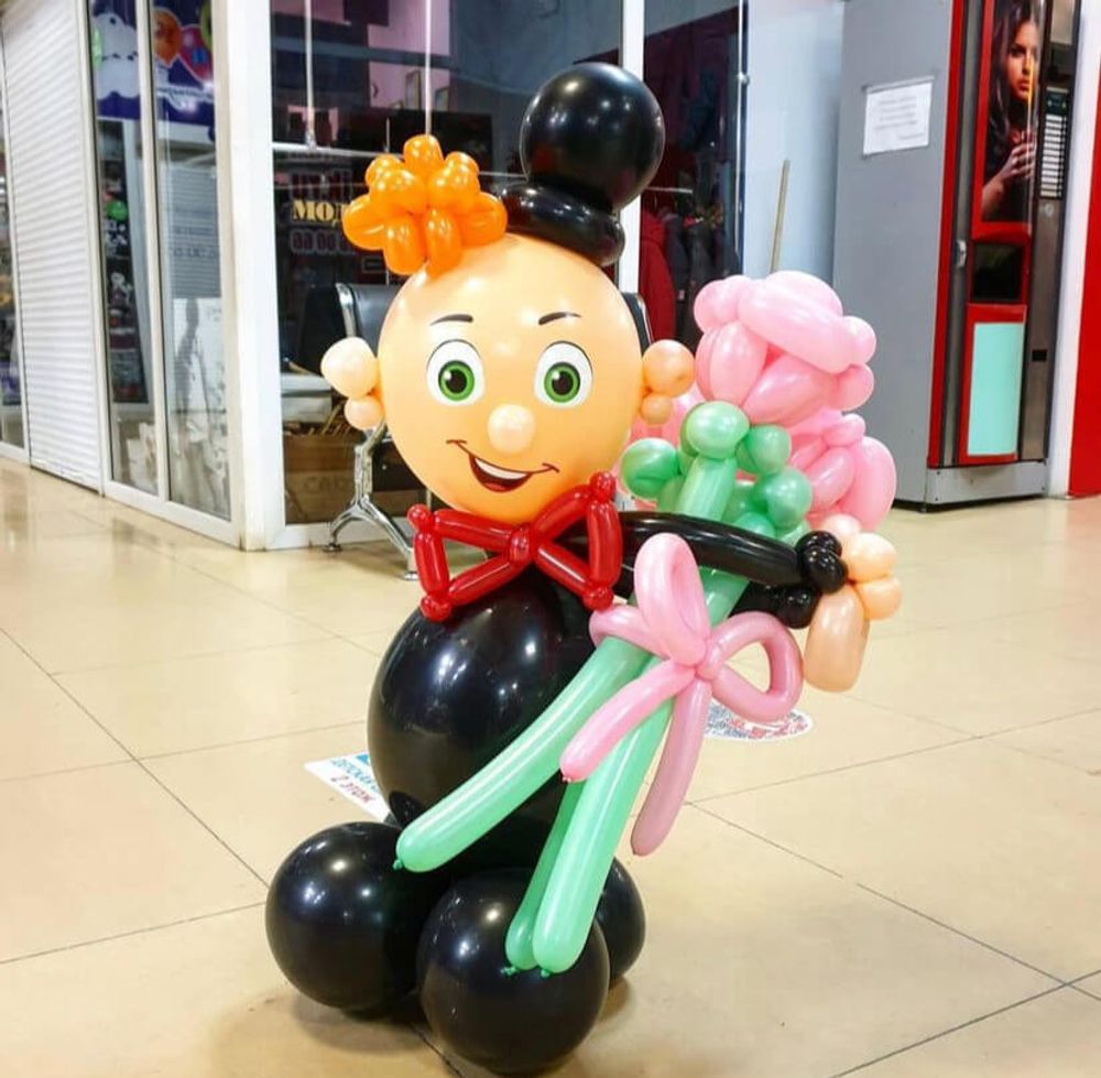 Мужчина с цветами Фигура из шаров