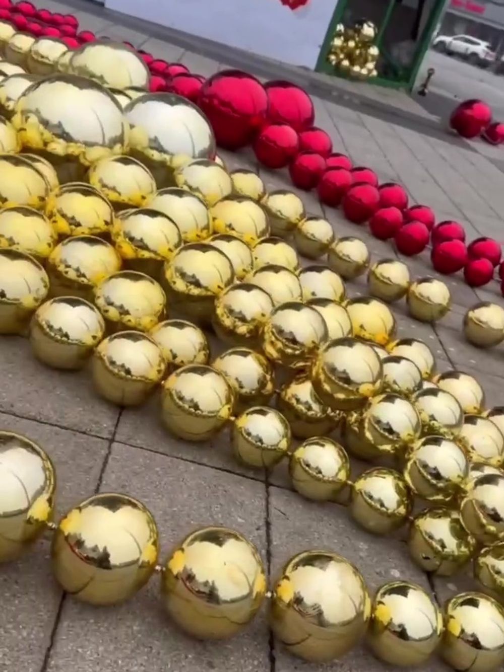 Большие Бусы из шаров разного диаметра