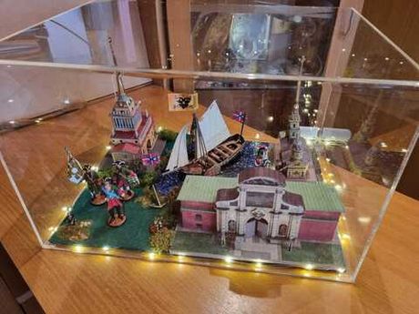 Прозрачные колпаки для моделей и экспонатов