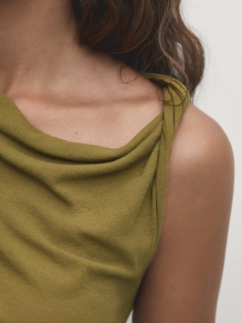 Massimo Dutti Хлопковый топ с драпировкой на плечах, зеленоватый