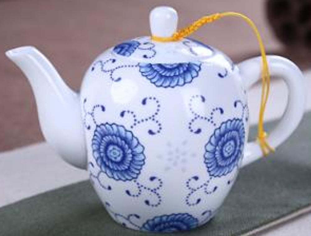 242071 Чайник "Синие цветы", фарфор, объем 130мл. Диаметр 7,5см, высота 10см