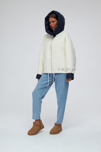 Молочный комбинированный пуховик с синим капюшоном