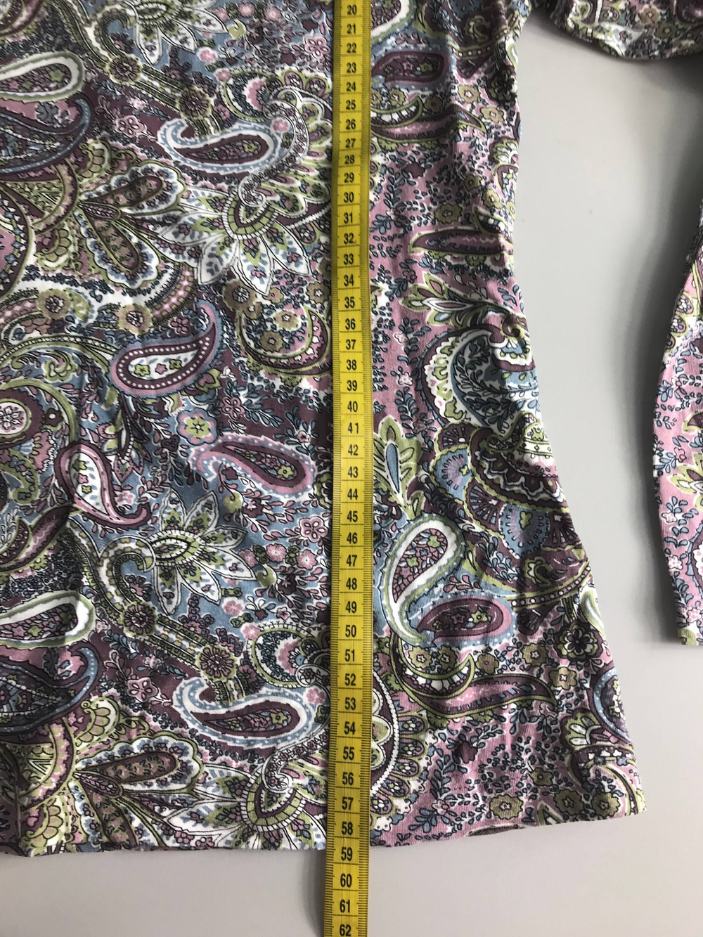 Водолазка с пестрым принтом, визуально на 46 размер