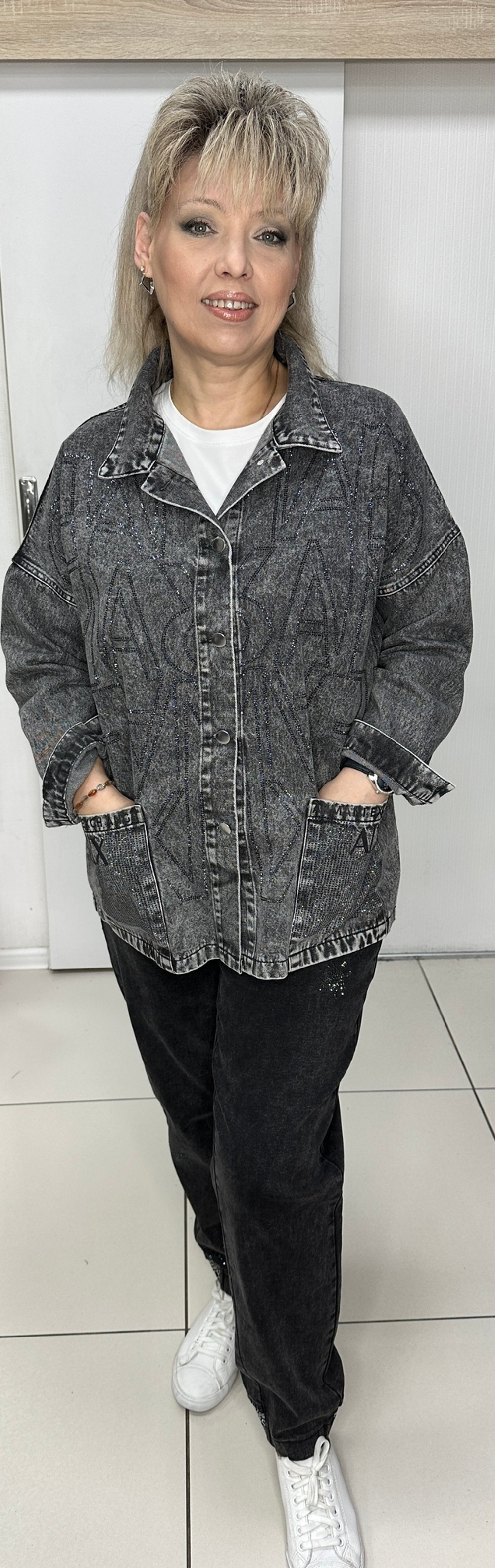 Джинсовый жакет со стразовым принтом в графитовом цвете
