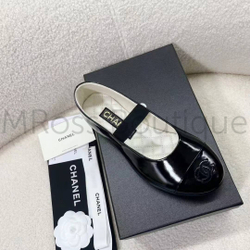 Женские туфли Chanel Mary Janes из лакированной кожи в черном цвете