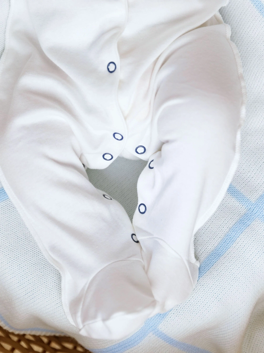 Комплект для новорожденного мальчика (комбинезон и шапочка без завязок) с синей короной