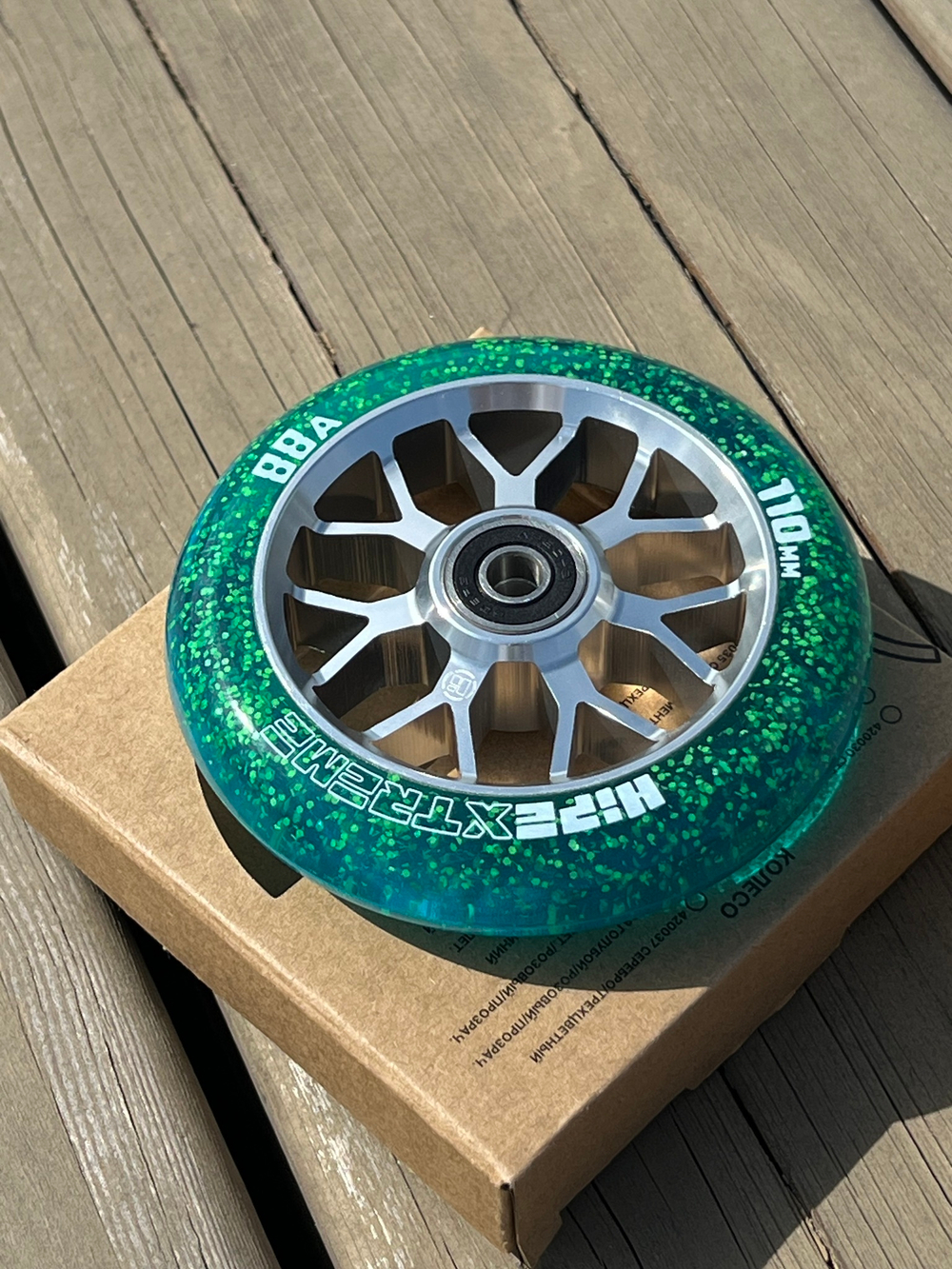 Колесо HIPExtreme Neon Flakes 110*24 мм, серебро/голубой