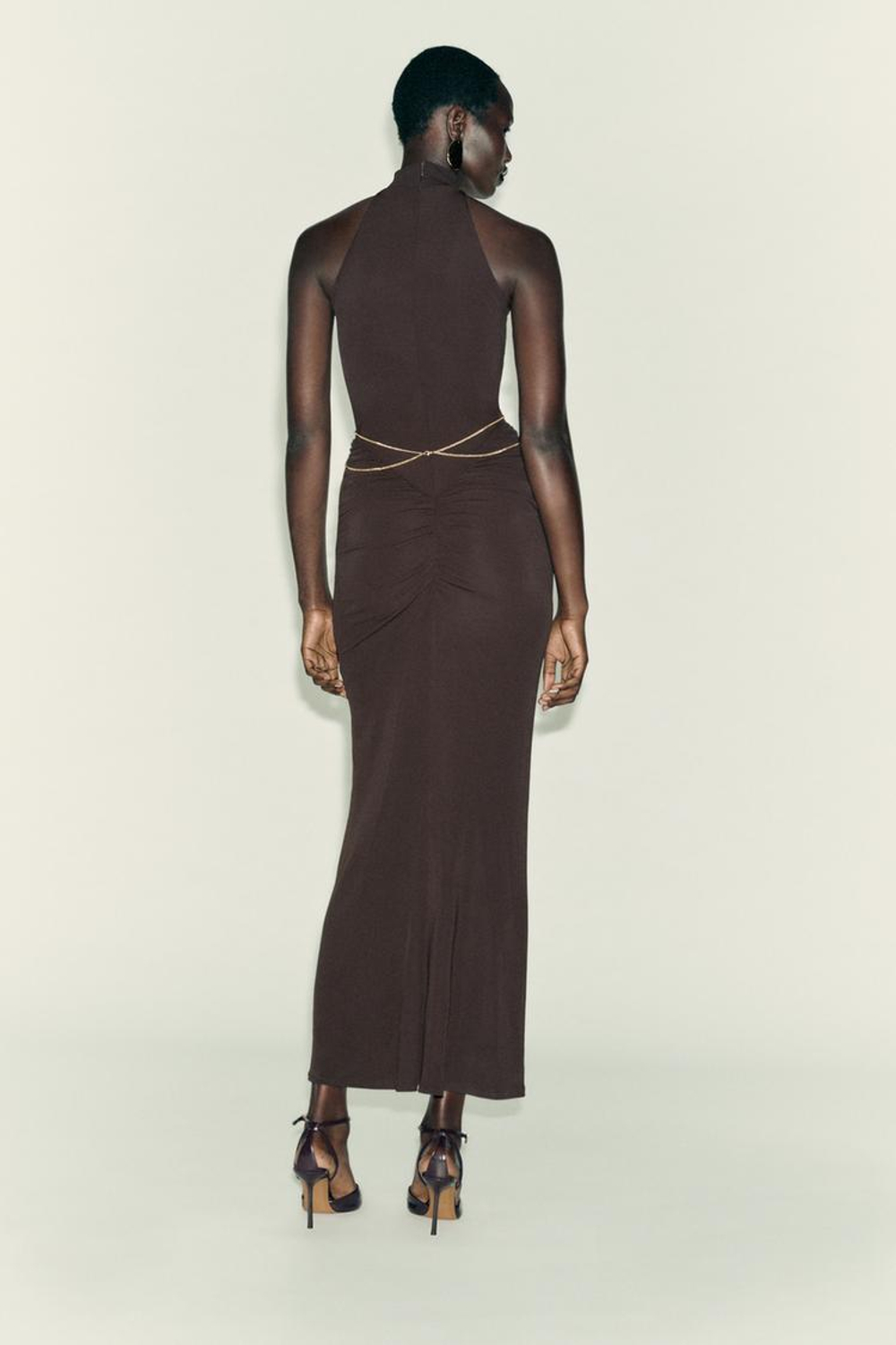 ZARA ПЛАТЬЕ С ЦЕПОЧКОЙ И ГОРЛОВИНОЙ ХАЛТЕР, ТЕМНО-КОРИЧНЕВЫЙ