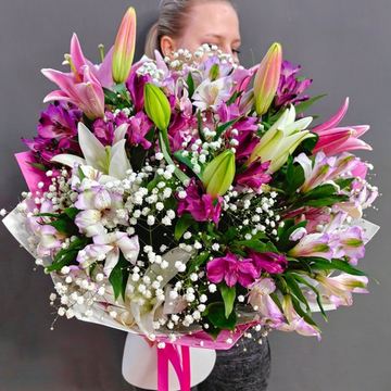 Авторский букет с лилиями и альстромериями