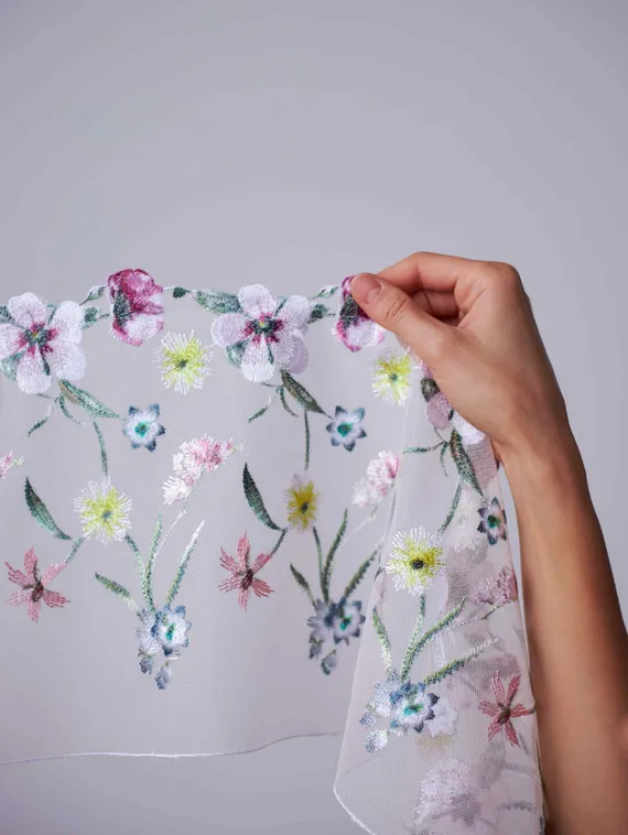 05-157 Вышивка на неэл. сетке 22 см, айвори/розовый/желтый/зеленый (левая)