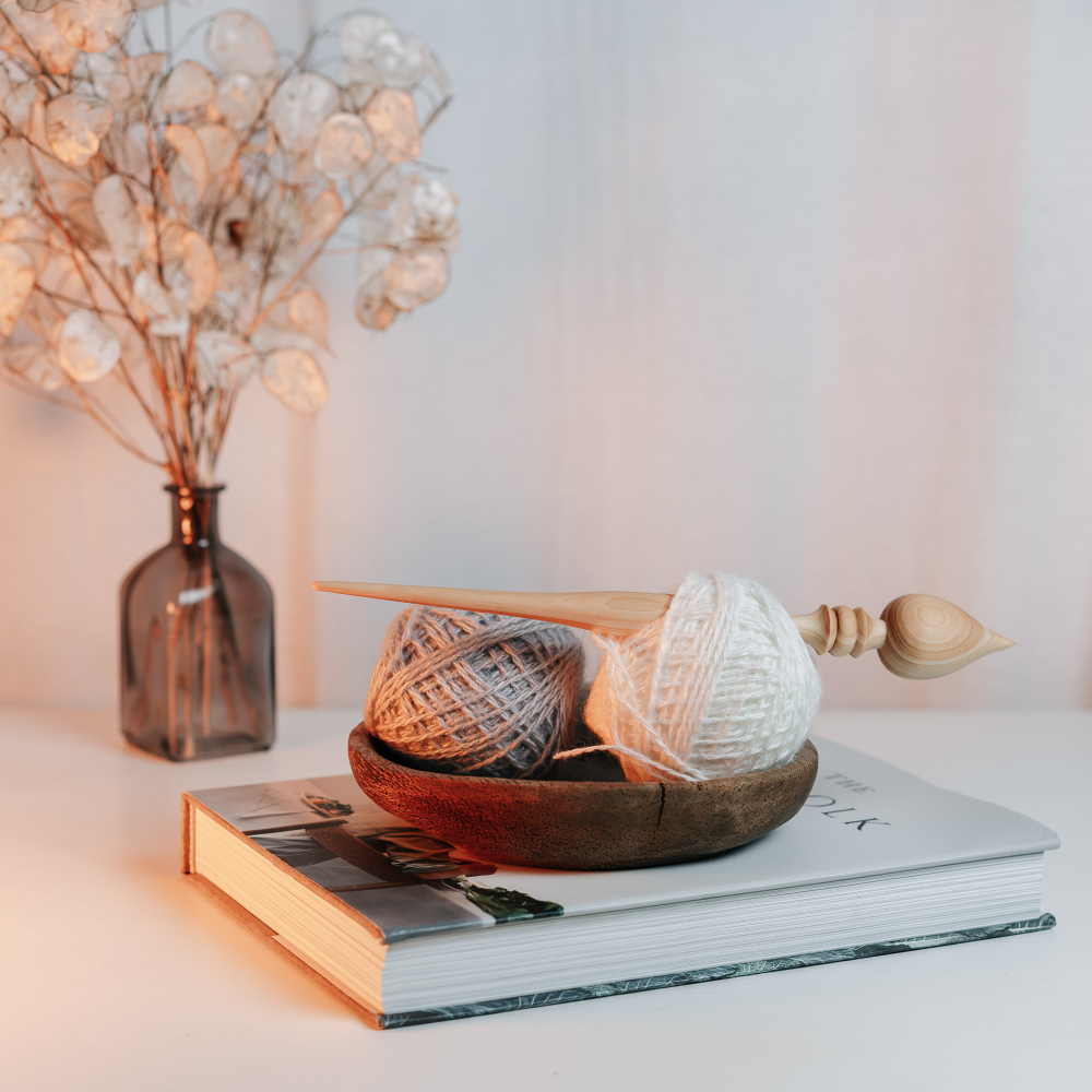 Опорное веретено для прядения из древесины сибирского кедра 280 мм. B78