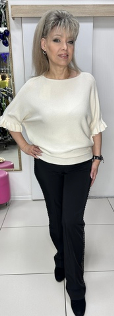 Белый джемпер с рюшей по рукавам