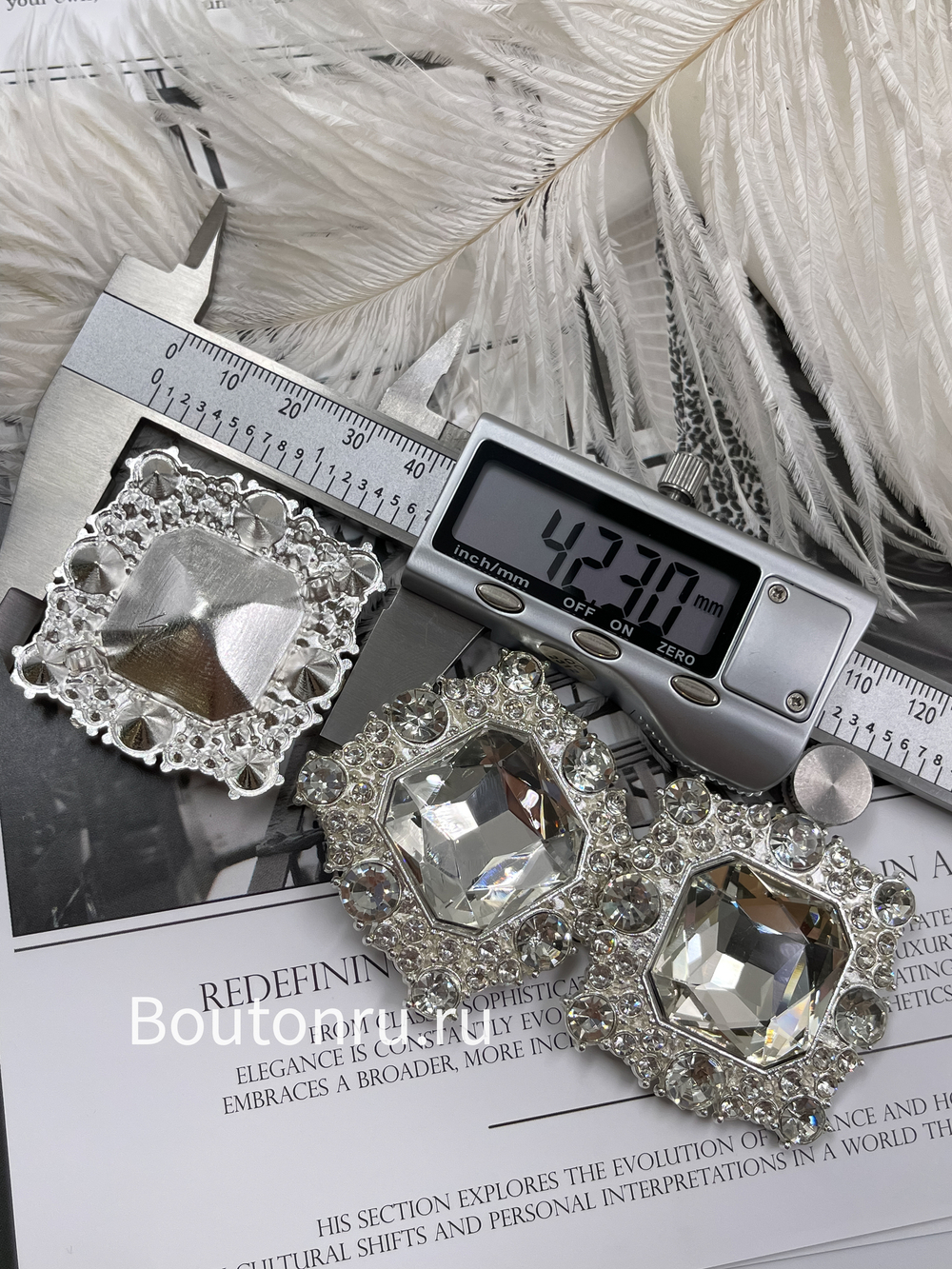 Пуговицы квадратные в стразах на двух ножках