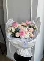 Букет из ранункулюсов, оксипеталума, хризантемы и диантусов