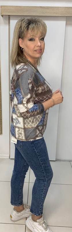 Джемпер с легким блеском и красивым принтом