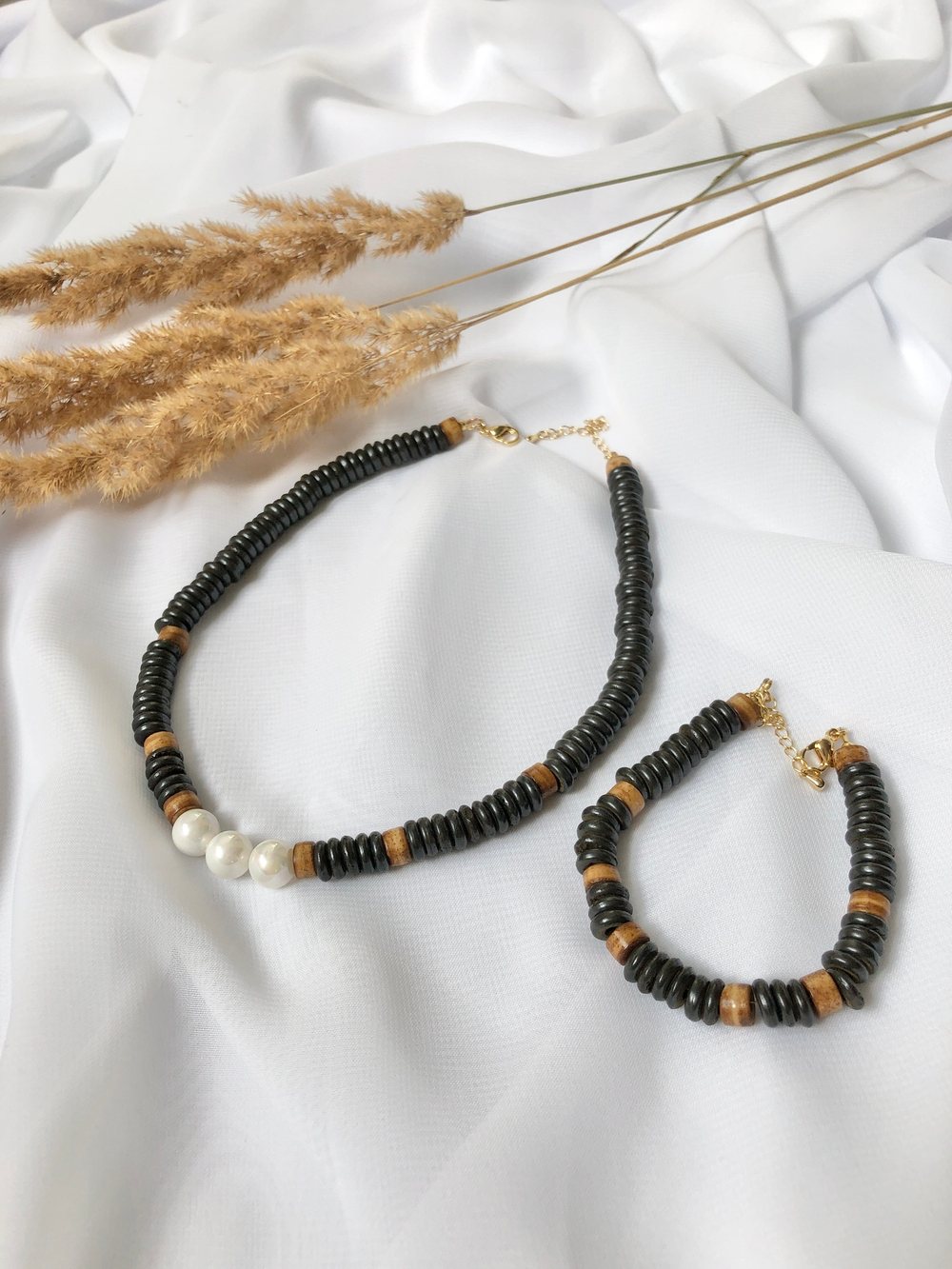 Чокер черно-коричневый с белым жемчугом Майорка и вставками из слоновой кости