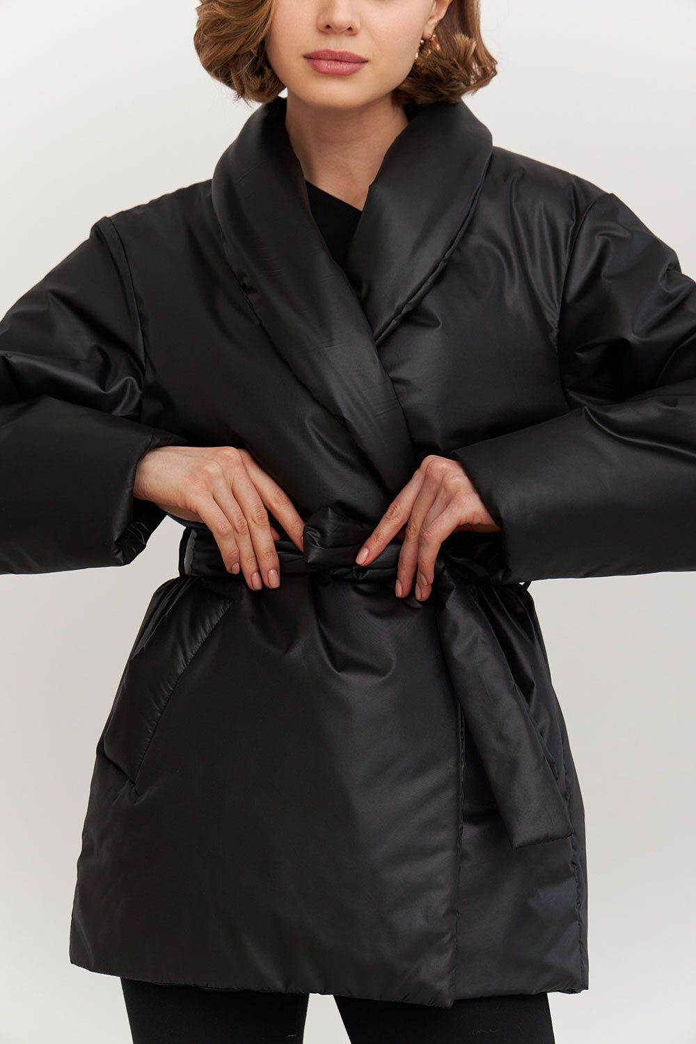 Куртка с шалевым воротником на поясе черного цвета