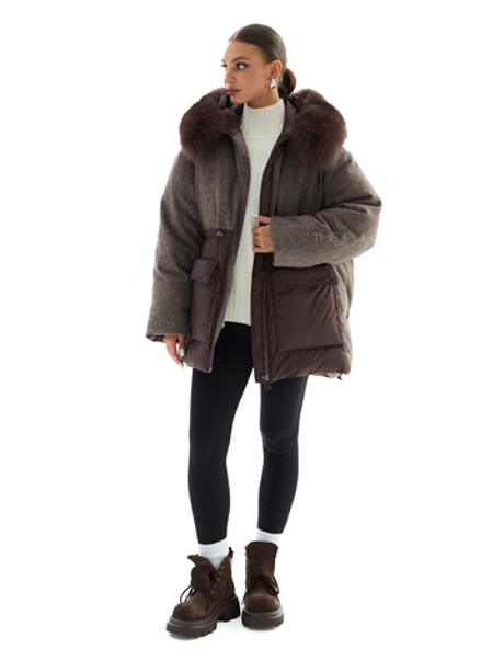 Комбинированный пуховик шоколадного цвета с мехом песца