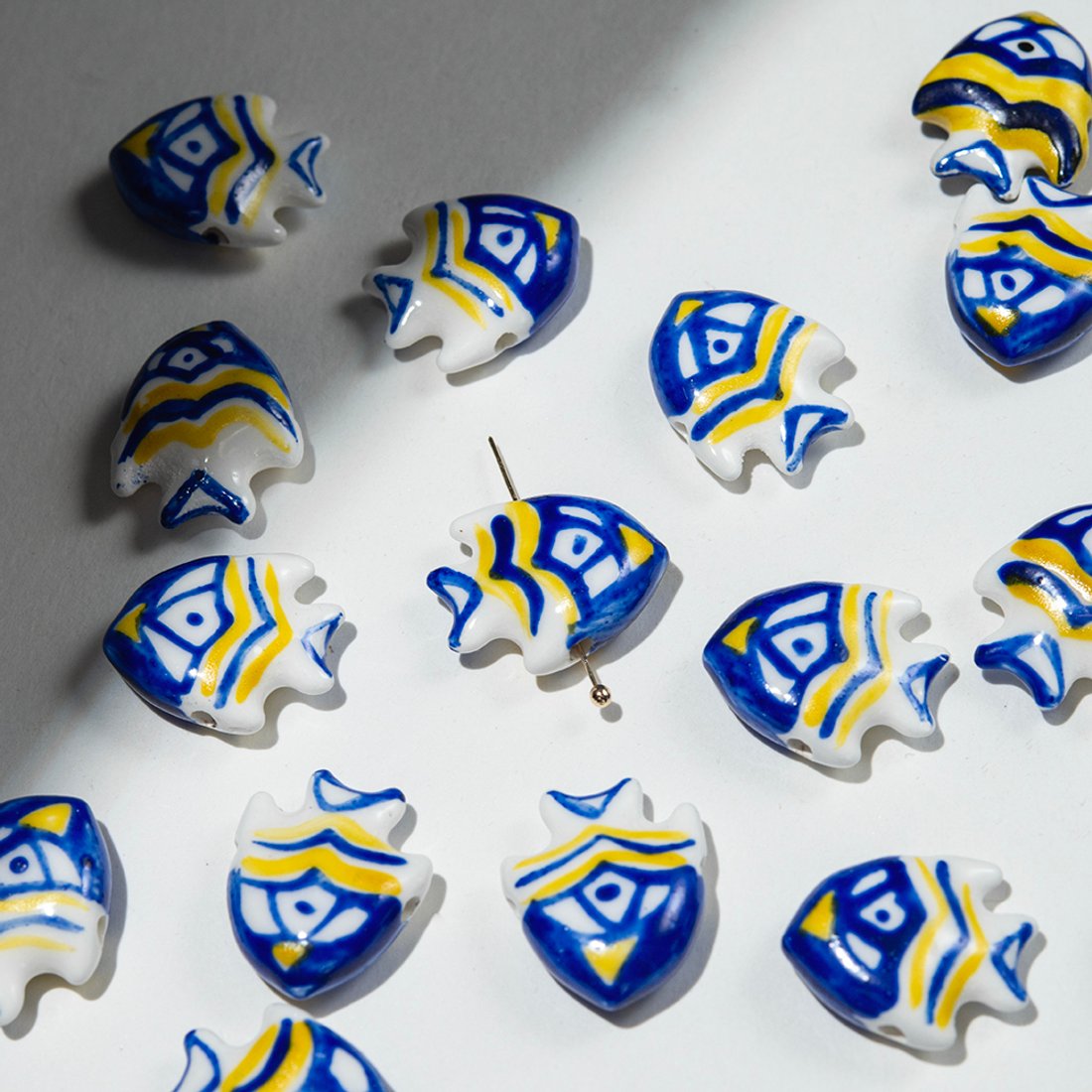 Бусина в форме рыбы, 20,3*17мм, желто-голубая, глазурированный фарфор